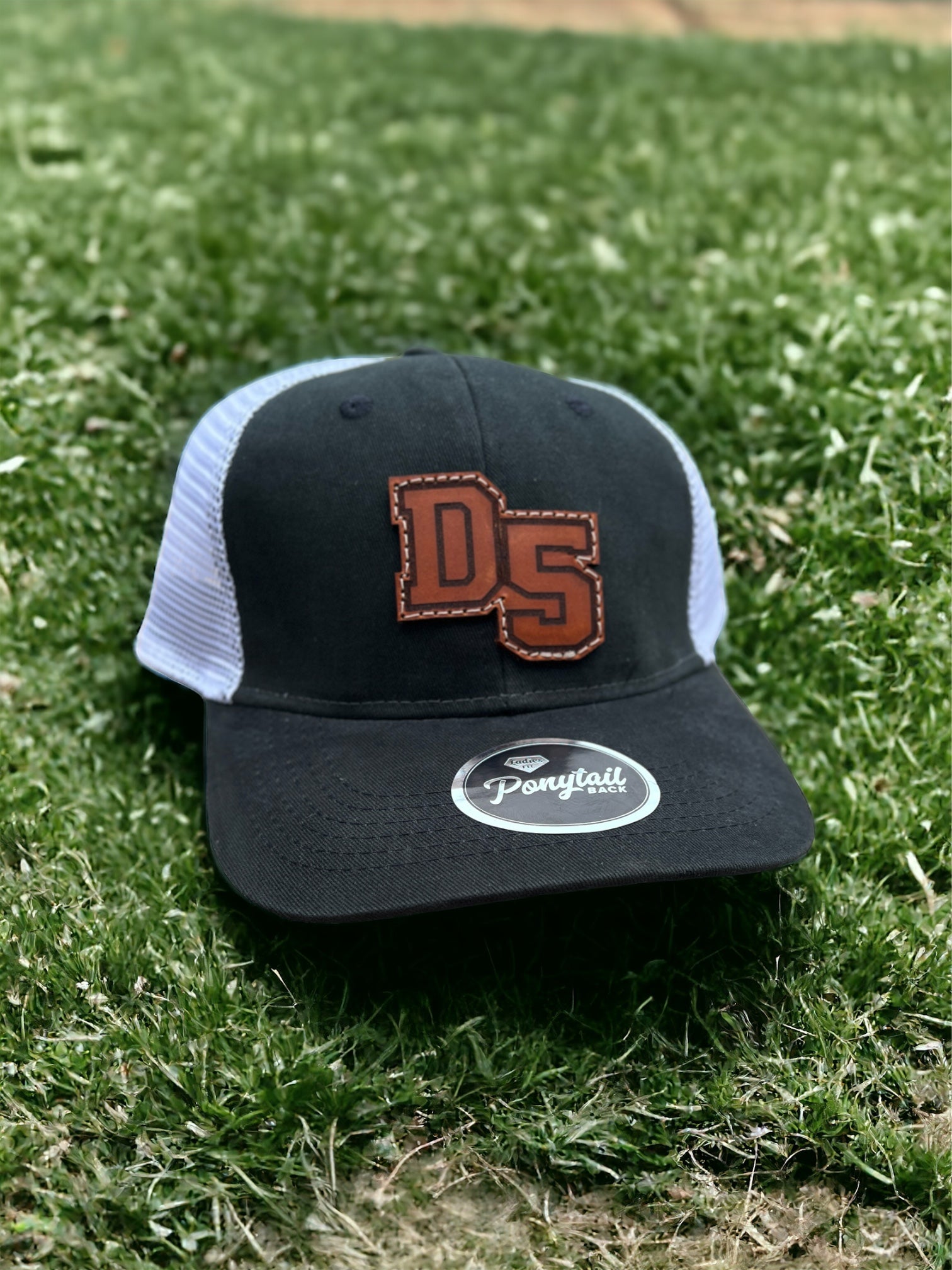 D5 Rebels Leather Patch Hat w/ Ponytail Mesh-Black/White